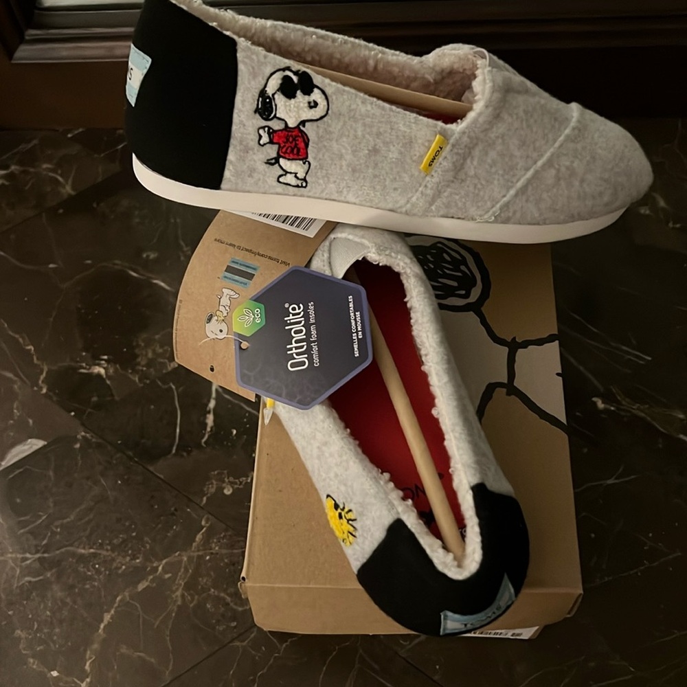 NWT Women’s Toms